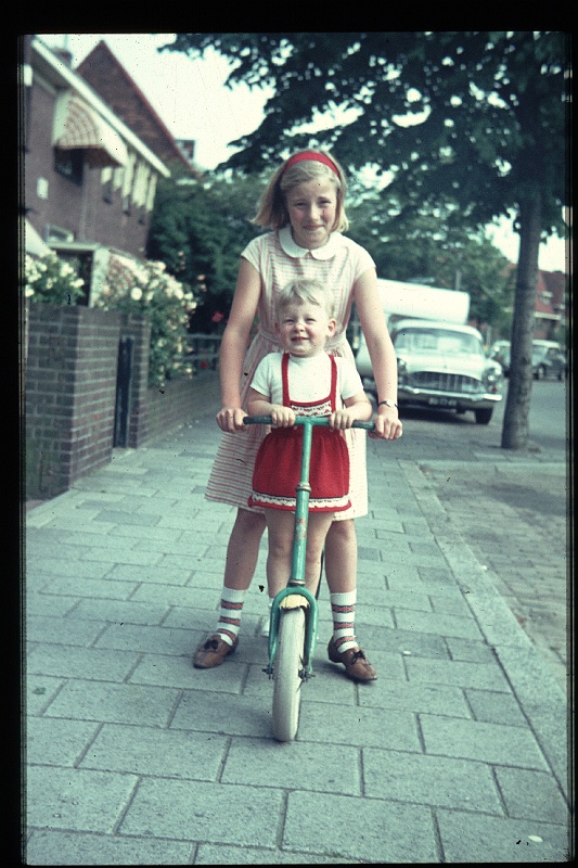 36.Delft jul 1965 Cathy,Brigitte.JPG